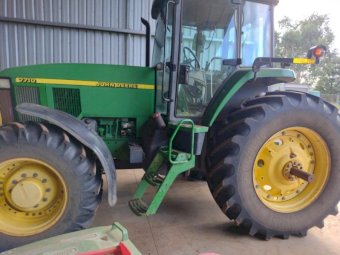 Under Auction - (A247) 2000 John Deere 7710 Tractor 