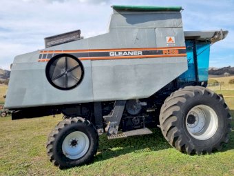 1992 Gleaner R62 with 30ft Front