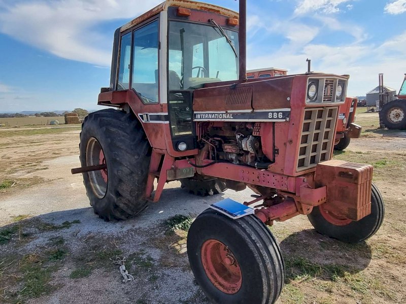 International 886 Tractor | Farm Tender