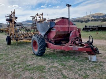 International 5700 Air Seeder with John Deere 33ft TerraMaster