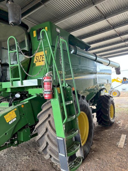 2021 John Deere S780 Header   2017 Macdon fd75 Draper and trailer