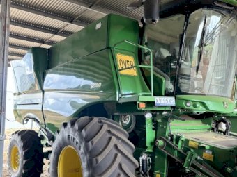 2021 John Deere S780 Header   2017 Macdon fd75 Draper and trailer