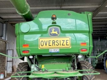 2021 John Deere S780 Header   2017 Macdon fd75 Draper and trailer