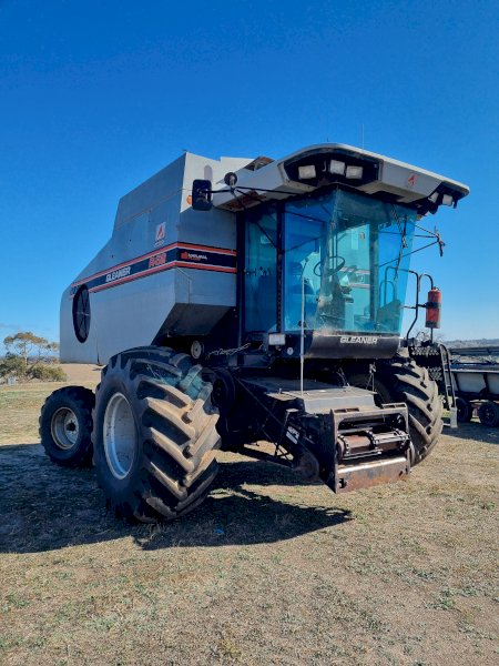 1992 Gleaner R62 with 30ft Front | Farm Tender