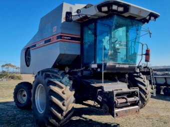 1992 Gleaner R62 with 30ft Front | Farm Tender