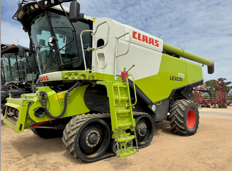 2013 Claas Lexion 770TT Header With MacDon FD70 45' Front