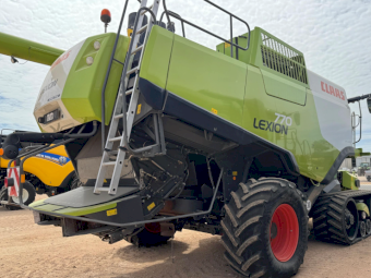 2013 Claas Lexion 770TT Header With MacDon FD70 45' Front