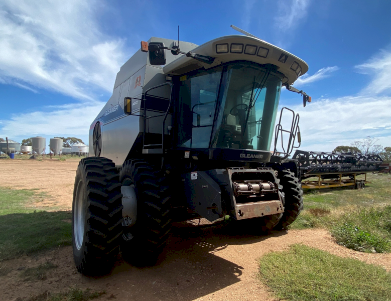 GLEANER R75 & MacDon 974 Flex Draper Farm Tender