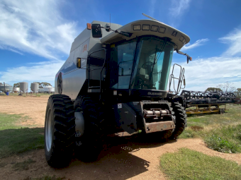 GLEANER R75 & MacDon 974 Flex Draper
