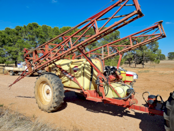 HARDI 4228 COMMANDER TRAILING