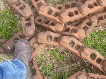 Excavator chain good for raking rocks