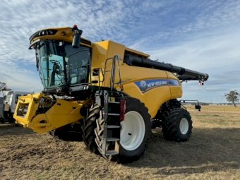 2022 New Holland CR9.90 Header with 2021 MacDon D145 Draper front and 2022 Pickup Front