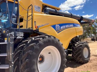 2020 New Holland CR8.90 & FD75 MacDon 45ft Flex Draper on Trailer