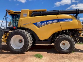 2020 New Holland CR8.90 & FD75 MacDon 45ft Flex Draper on Trailer