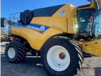 2020 New Holland CR8.90 & FD75 MacDon 45ft Flex Draper on Trailer