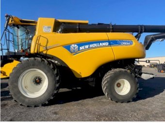 2020 New Holland CR8.90 & FD75 MacDon 45ft Flex Draper on Trailer