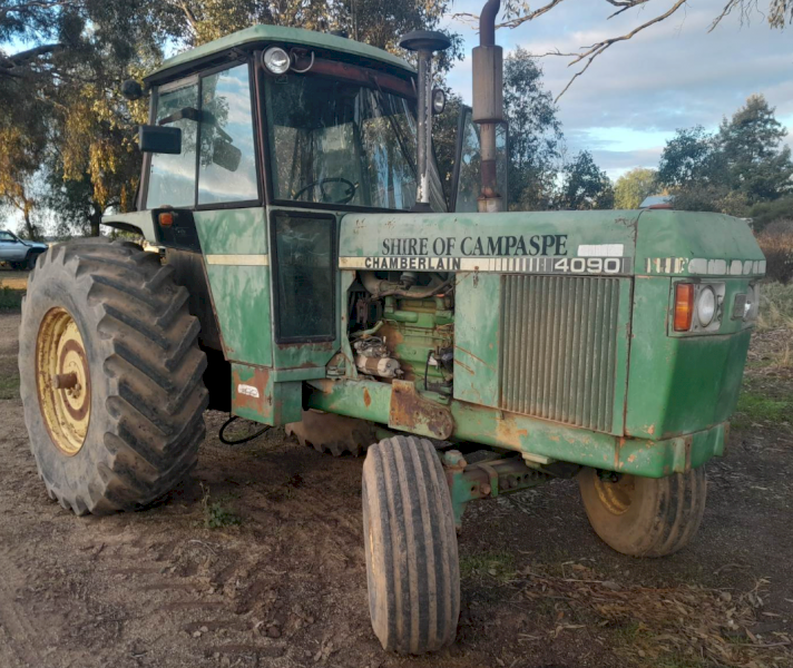 1984 Chamberlain 4090 Tractor