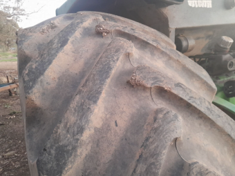 1984 Chamberlain 4090 Tractor