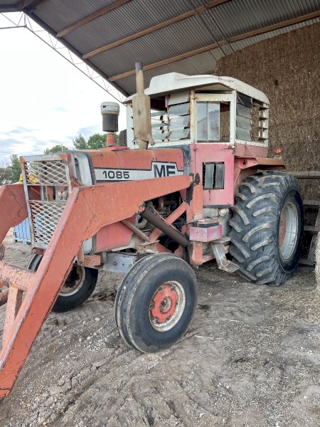 Massey Ferguson 1085 tractor