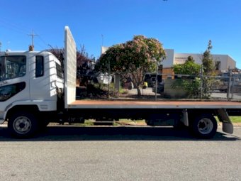 WANTED Tray Truck 24 to 28ft Long