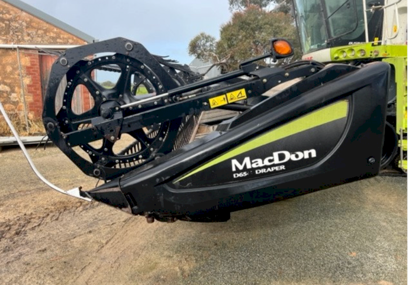 2016 CLAAS Lexion 750 TT & MacDon D65 front