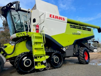 2016 CLAAS Lexion 750 TT & MacDon D65 front