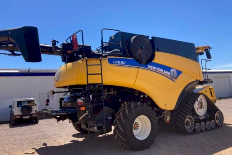 2016 CR9.90 TRAX NH Combine & 45' MacDon FD75