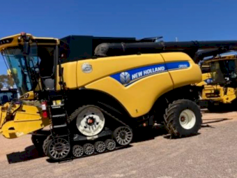 2016 CR9.90 TRAX NH Combine & 45' MacDon FD75
