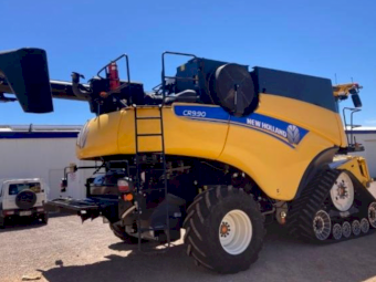 2016 CR9.90 TRAX NH Combine & 45' MacDon FD75