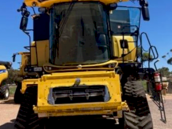 2016 CR9.90 TRAX NH Combine & 45' MacDon FD75