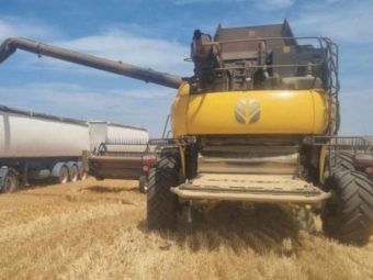 2016 NH CR8.90 Combine with 40' 840 CD FRONT