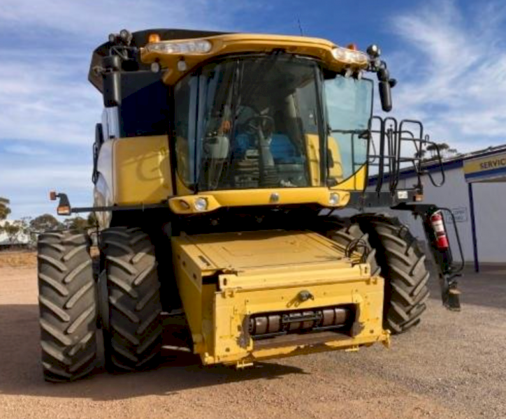2014 NEW HOLLAND CR9090 Combine & 40' MacDon FD75