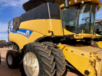 2014 NEW HOLLAND CR9090 Combine & 40' MacDon FD75