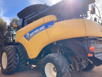 2014 NEW HOLLAND CR9090 Combine & 40' MacDon FD75