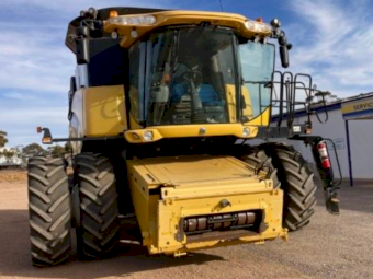 2014 NEW HOLLAND CR9090 Combine & 40' MacDon FD75