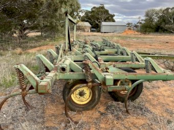 John Deere 1610  Chisel Plough