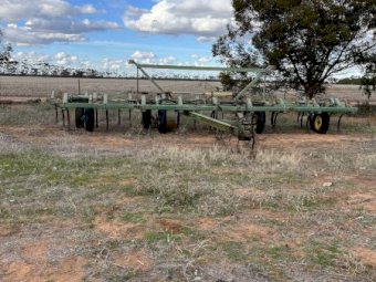 John Deere 1610  Chisel Plough