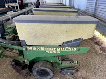 John Deere MAXEMERGE PLUS 6 ROW PLANTER