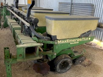 John Deere MAXEMERGE PLUS 6 ROW PLANTER