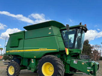 John Deere 9750 Header with Redekop Chopper & Fronts