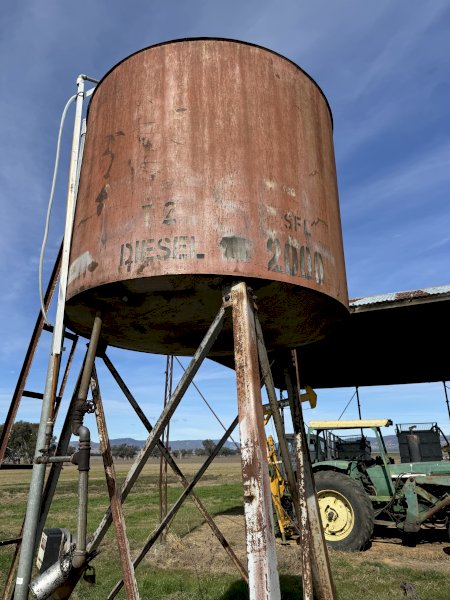 2 overhead Fuel tanks