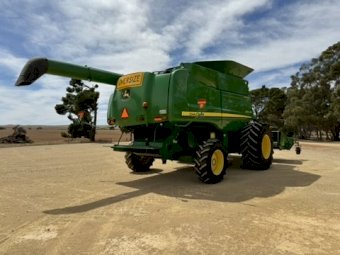 2011 John Deere 9770 STS & 35' draper