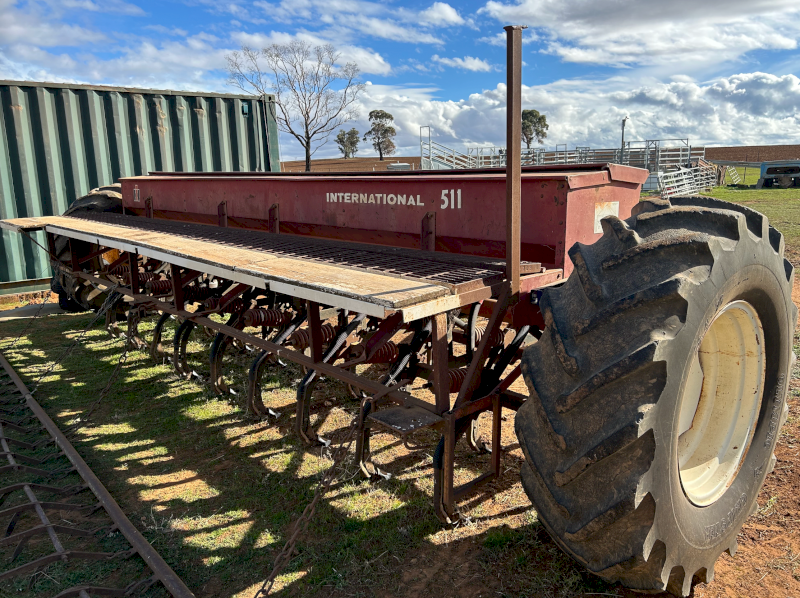 International 511 Combine
