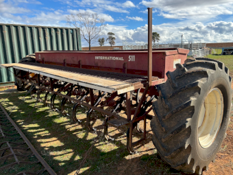 International 511 Combine