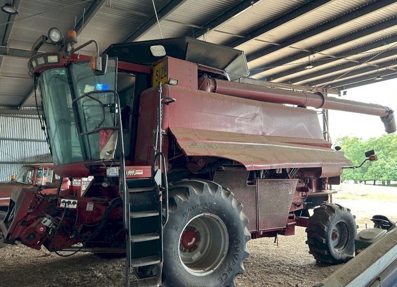 Case IH 2588 Header with MacDon 963 Front