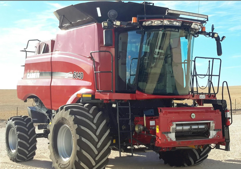 2015 CASE 6140 Axial Flow MacDon FD75 front