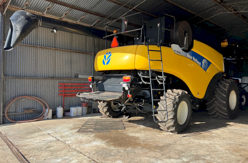 2011 New Holland CR9060 Header with 88C Draper Front