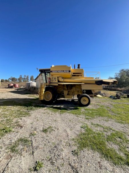 1994 New Holland TR 97 Header with 36 foot Honey Bee draper front Bat Reel