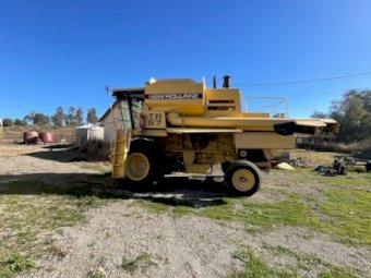 1994 New Holland TR 97 Header with 36 foot Honey Bee draper front Bat Reel