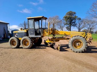 John Deere 570 Grader